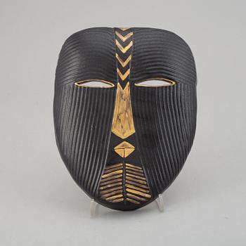 A Lisa Larson stoneware sculpture of a mask, K-studion, Gustavsberg.