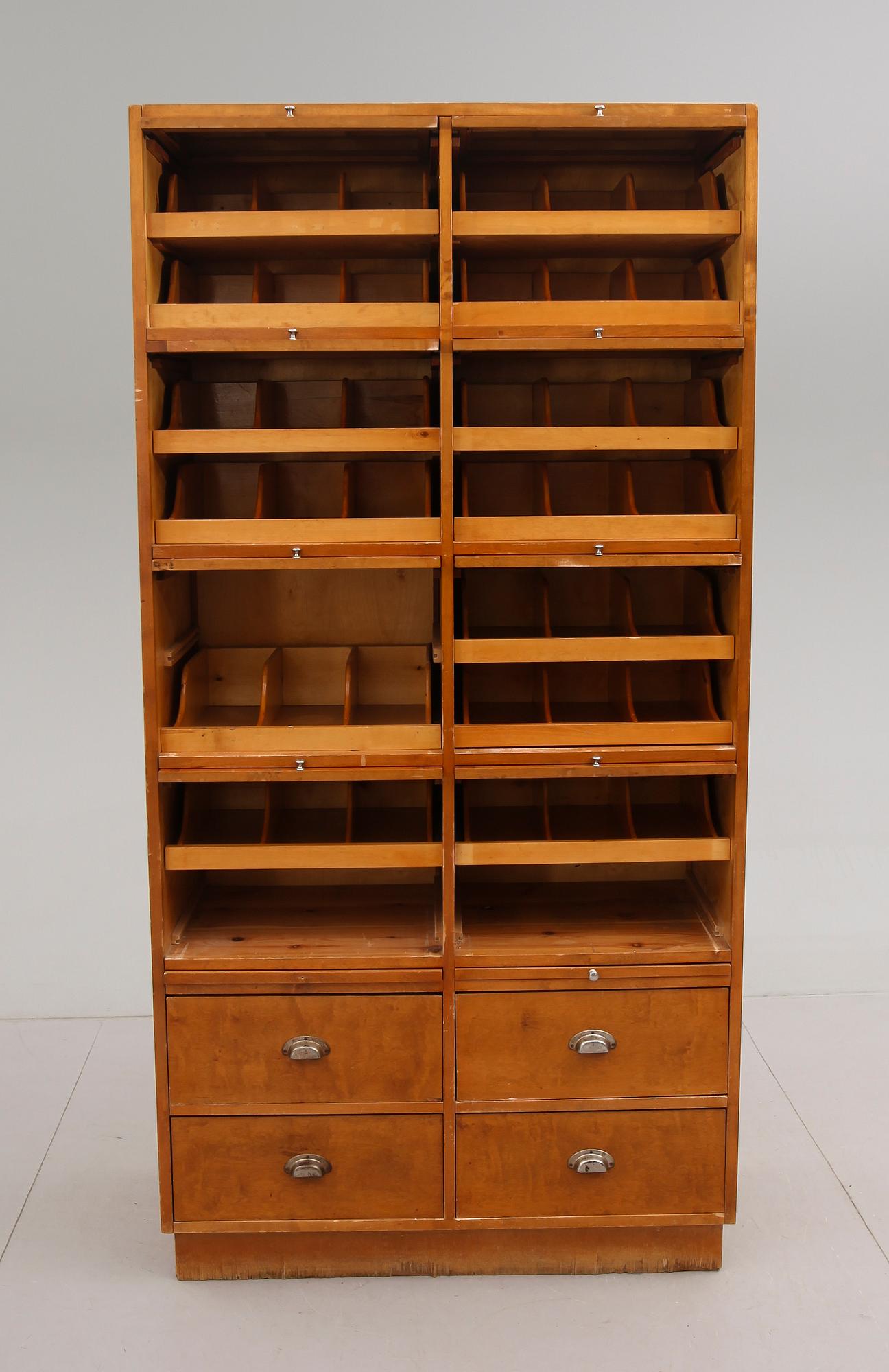 BUTIKSSKÅP, 1900- talets första hälft.