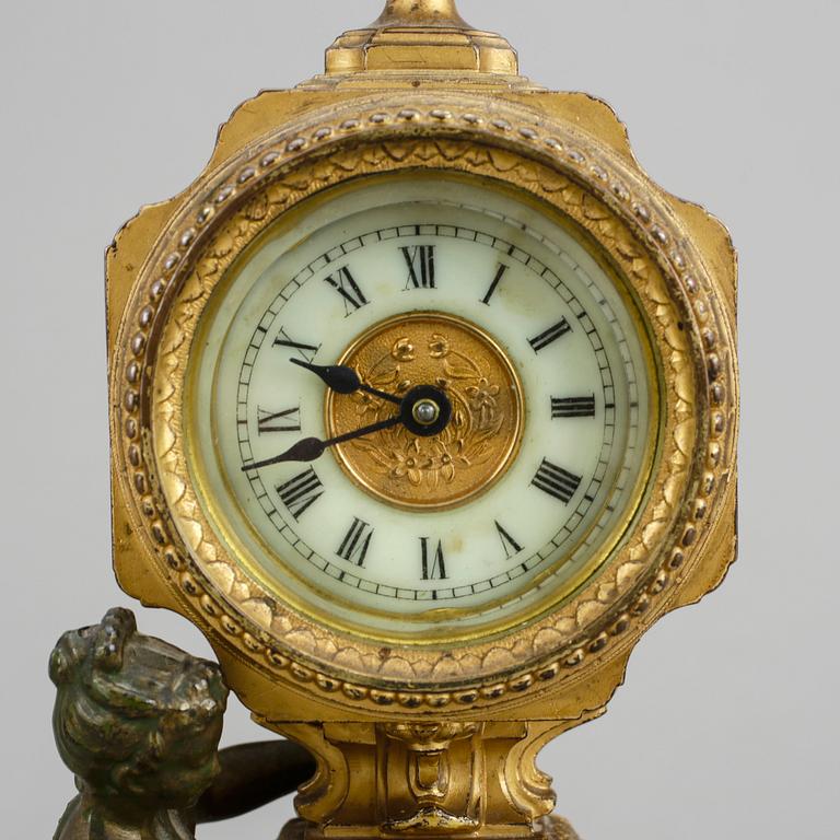 BORDSUR, Louis XVI-stil, Ansonia Clock Co, New York, USA. Omkring 1900.