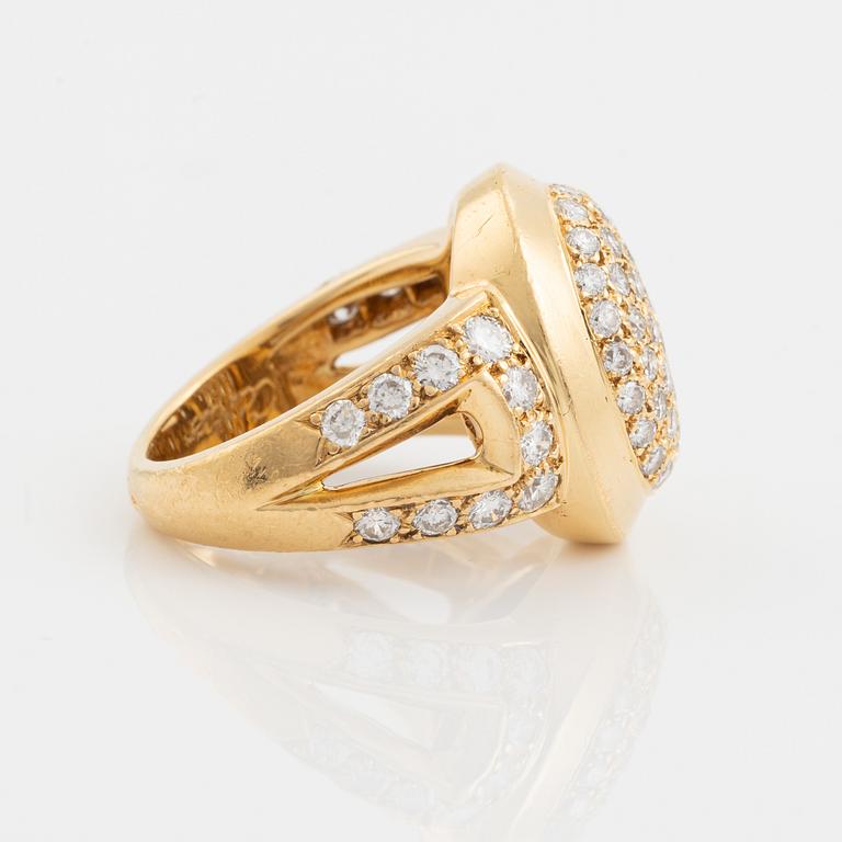 A Cartier ring in 18K gold set with round brilliant-cut diamonds.