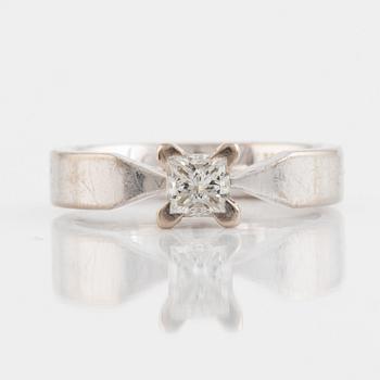 Ring, Schalins, vitguld med prinsesslipad diamant.