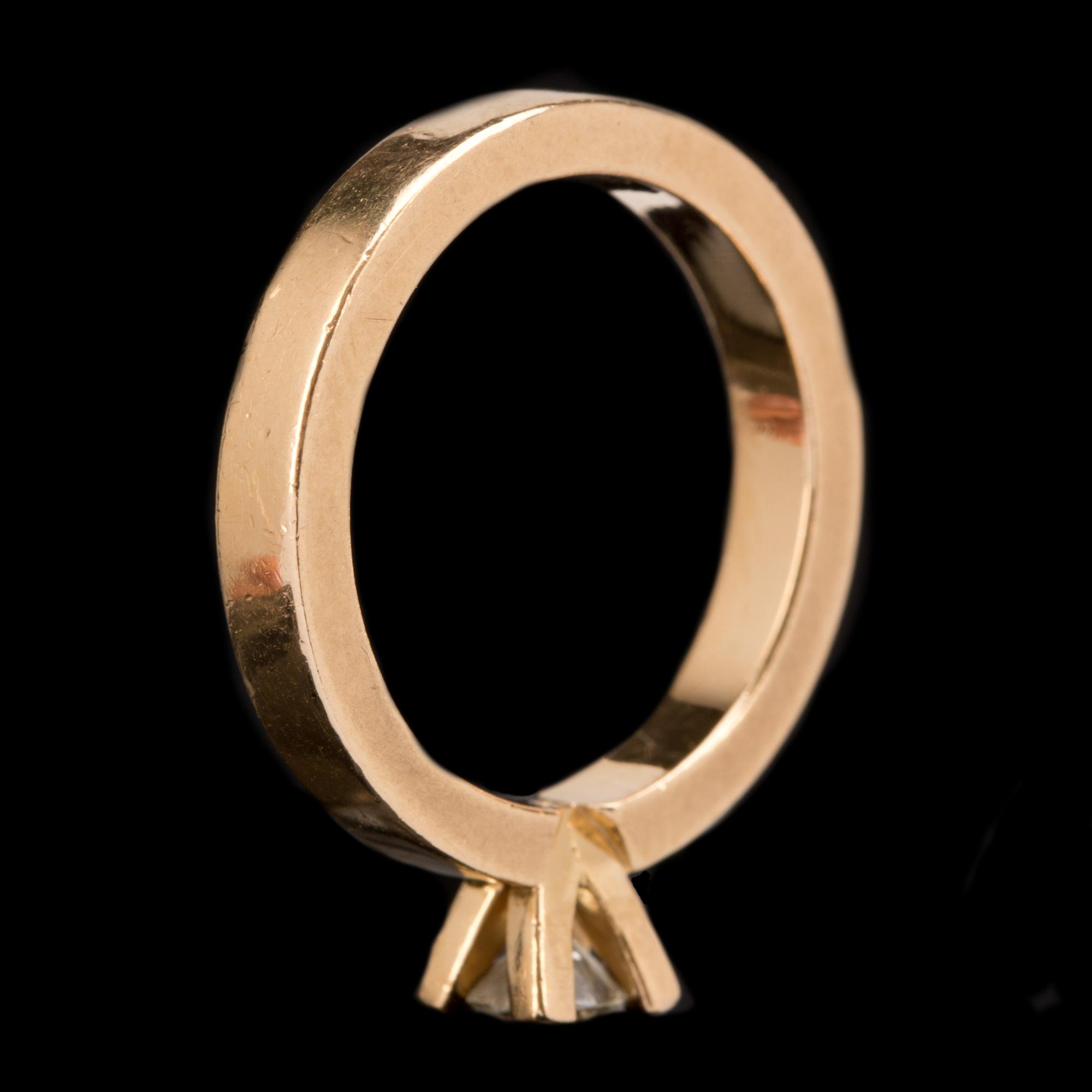RING, 18k med solitär briljantslipad diamant ca 0,30ct. Vikt ca 3,5g.