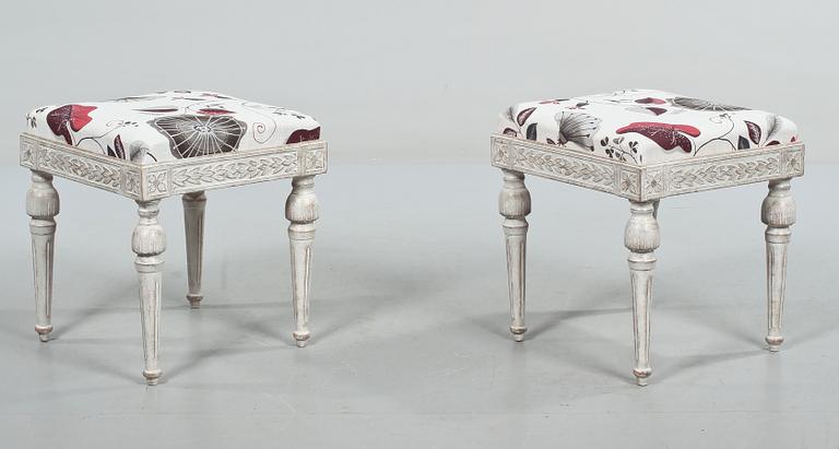 TABURETTER, ett par, gustaviansk stil, 1900-talets andra hälft.