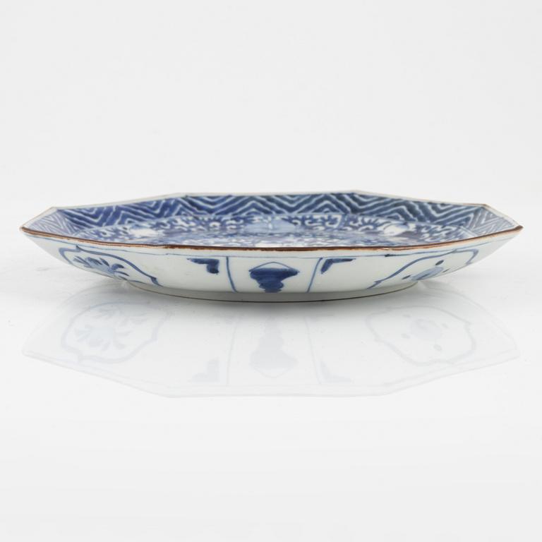 A blue and white Japanese dish, late 18th Century/early 19th Century.