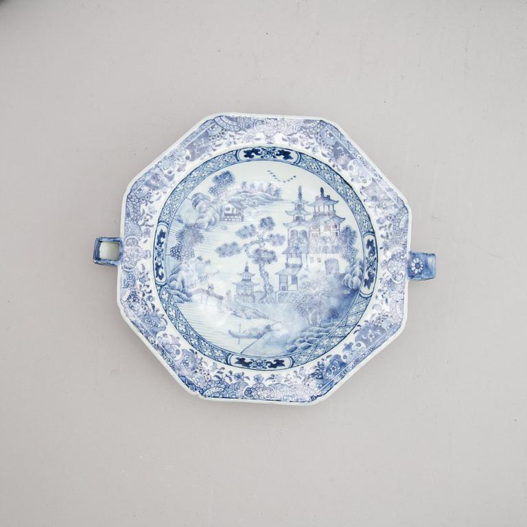 A group of four Chinese blue and white warming plates (2+1+1), Qing dynasty, 18th/19th century.