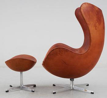 ARNE JACOBSEN, fåtölj, "Ägget" med fotpall, Fritz Hansen, Danmark 1965 och -63.