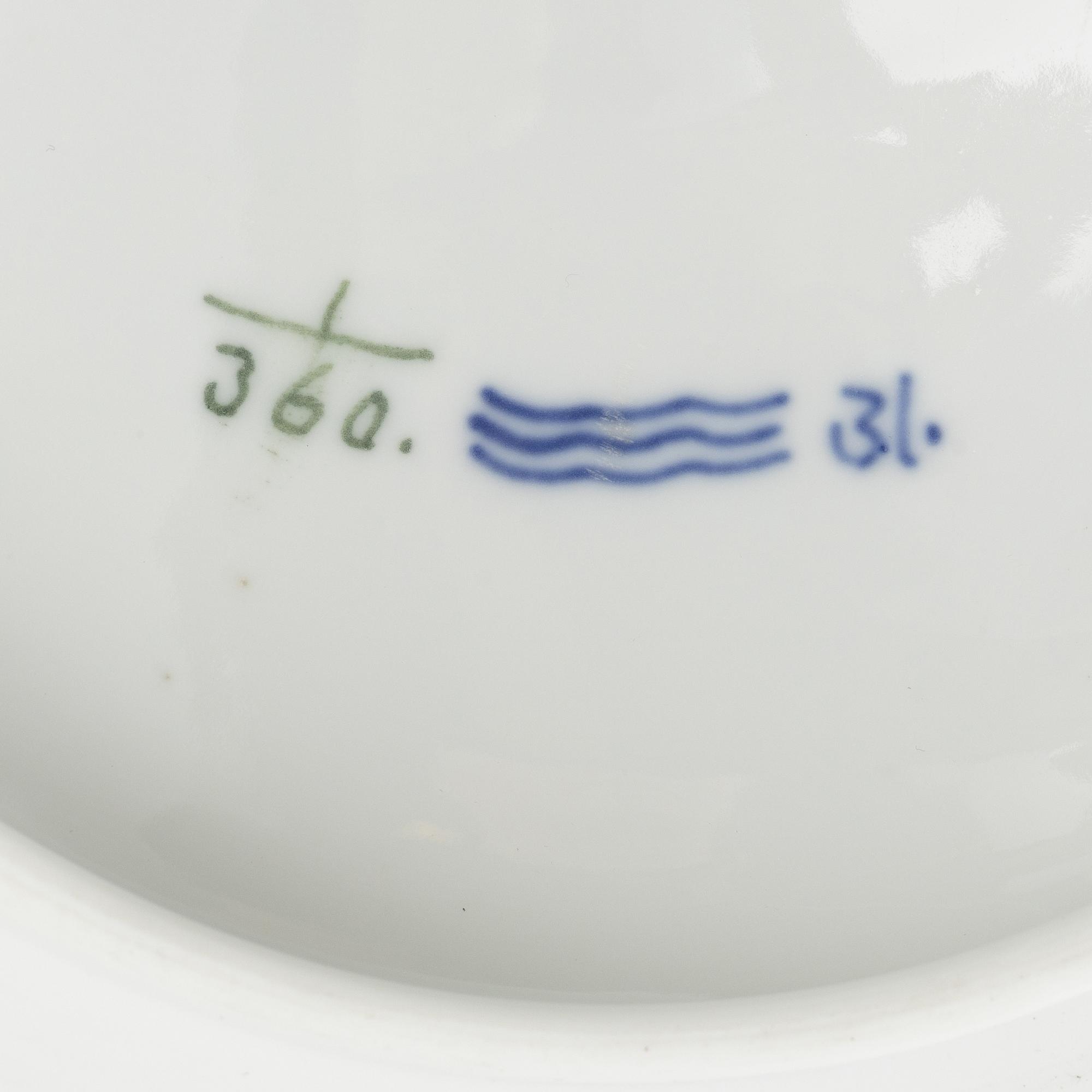 Royal Copenhagen, a 'Musselmalet' porcelain tureen with cover, Royal Copenhagen, Denmark, 1889-1922.