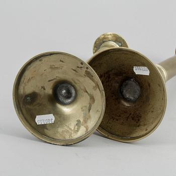 LJUSSTAKAR, ett par, mässing. 1800/1900-tal.