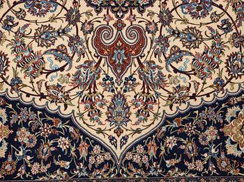 MATTA. Old Isfahan Nazeri nedjad. 240,5 x 157,5 cm (samt en kortsida med en cm slätväv,