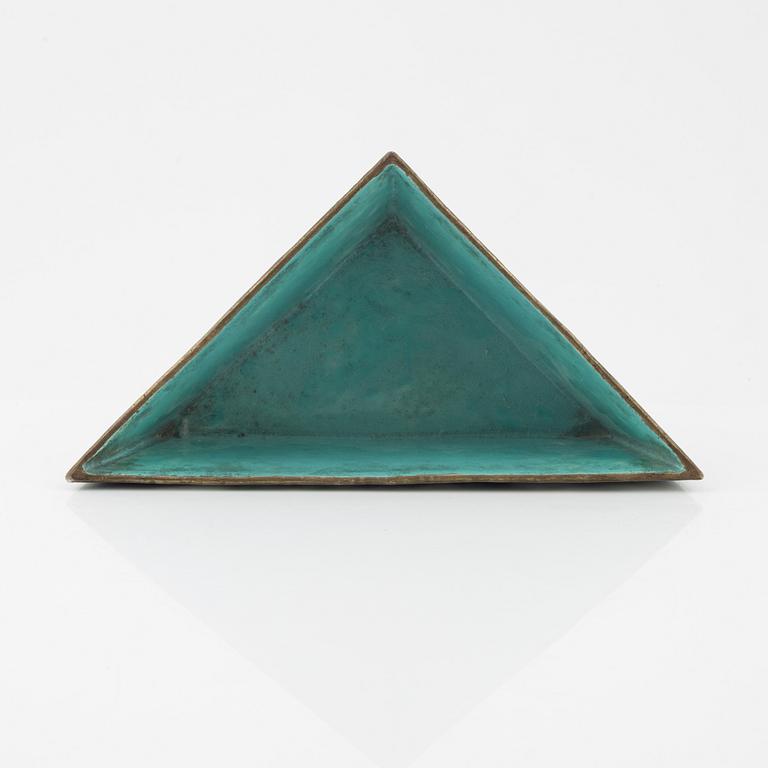 A famille rose triangular dish, Qing dynasty, 19th Century.