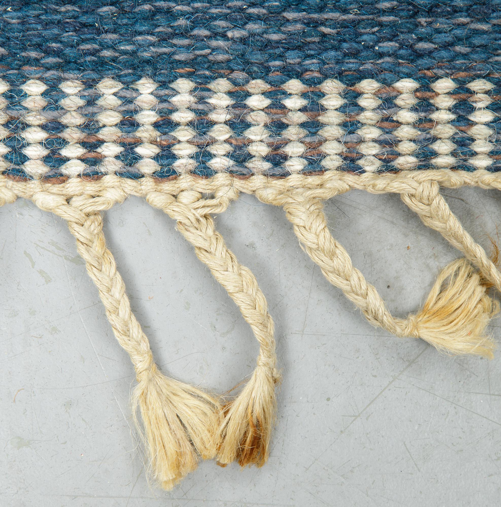 A carpet, flat weave, ca 199 x 122,5-125,5 cm, signed S.H. (possibly Svensk Hemslöjd).