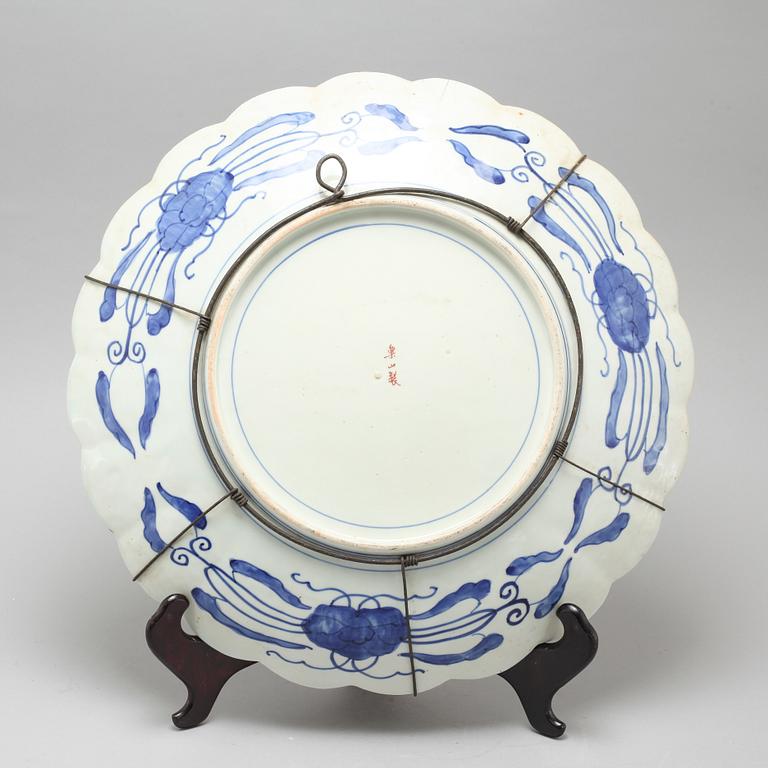 A Japanese Imari dish, circa 1900.