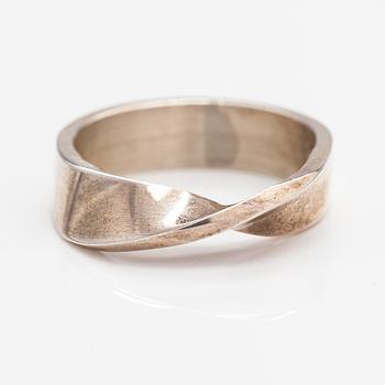 Pekka Piekäinen, A sterling silver ring. Platinoro, Turku 2008.