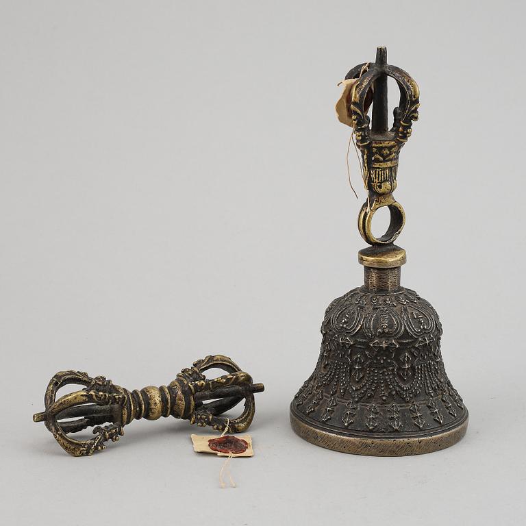 A Tibetan bronze bell/ghanta and vajra, 19th century.