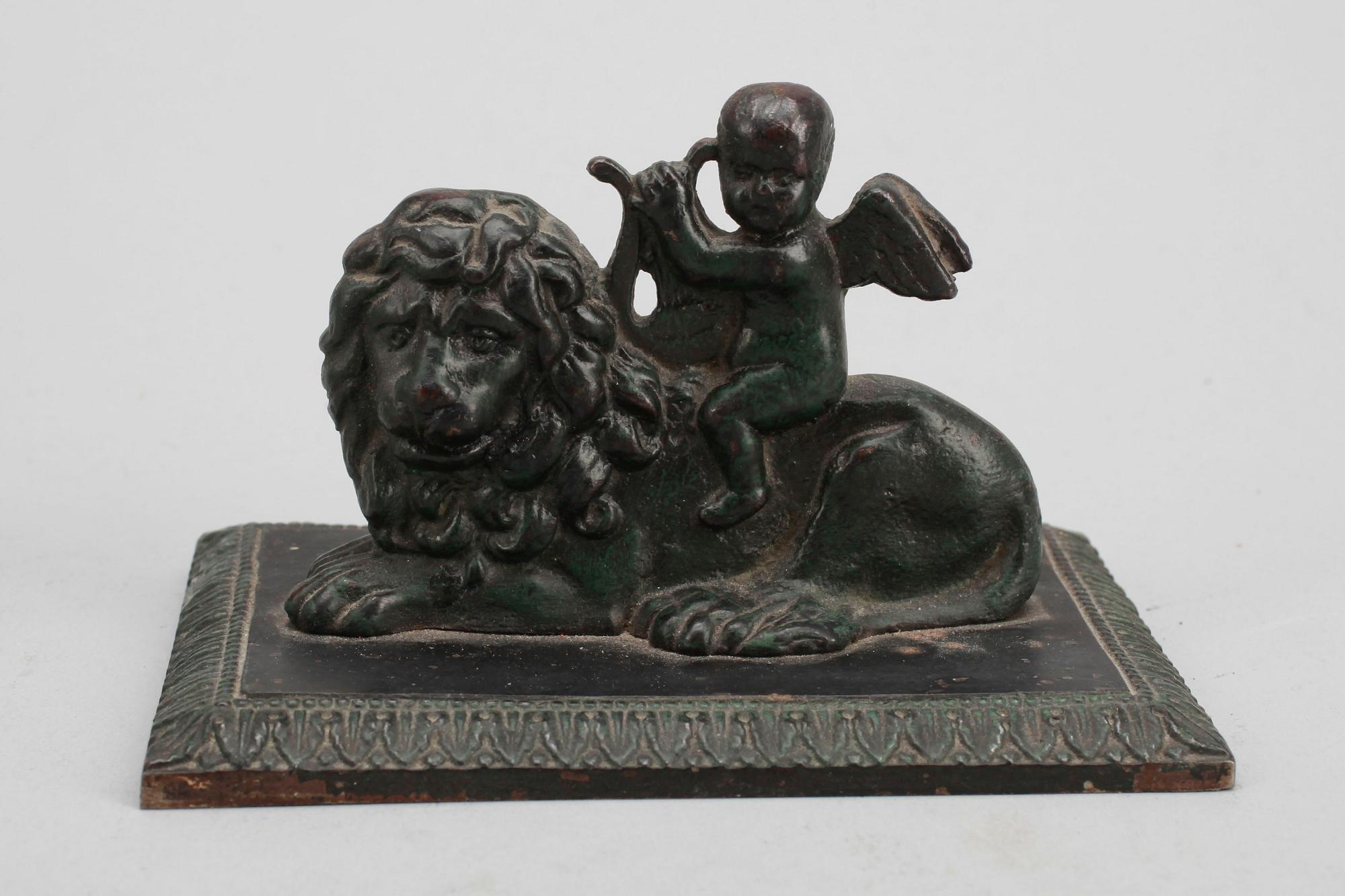 BREVPRESSAR/SKULPTURER, 3 st, gjutjärn, vitmetall, glas, 1800/1900-tal.