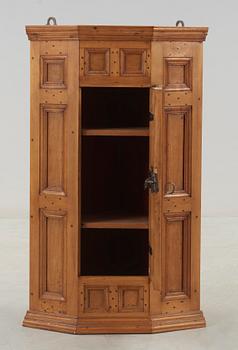 HÖRNSKÅP, 1700-tal.