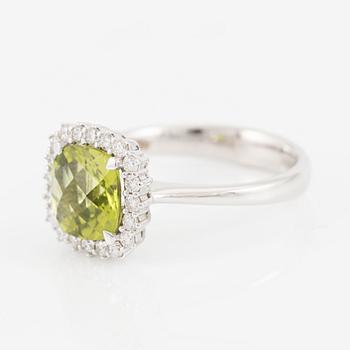 Ring with peridot and brilliant-cut diamonds.