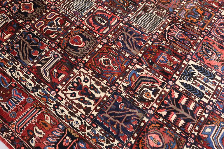 A Baktiari carpet, approx. 410 x 312 cm.