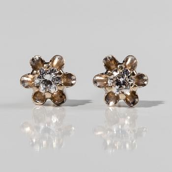 ÖRHÄNGEN, 14K vitguld, briljantslipade diamanter, tot. 0,10 ct. 1900-talets slut.