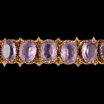 ARMRING, förgyllt silver, imiterade ametister i slipat glas, sent 1800-tal. Tot ca 28 gram.