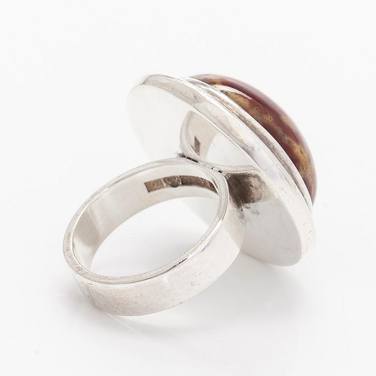 Saara Hopea, ring, sterlingsilver och jaspis, Ossian Hopea, Borgå 1972.