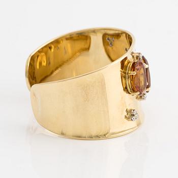 Bracelet 18K gold with synthetic orange stones and white stones.