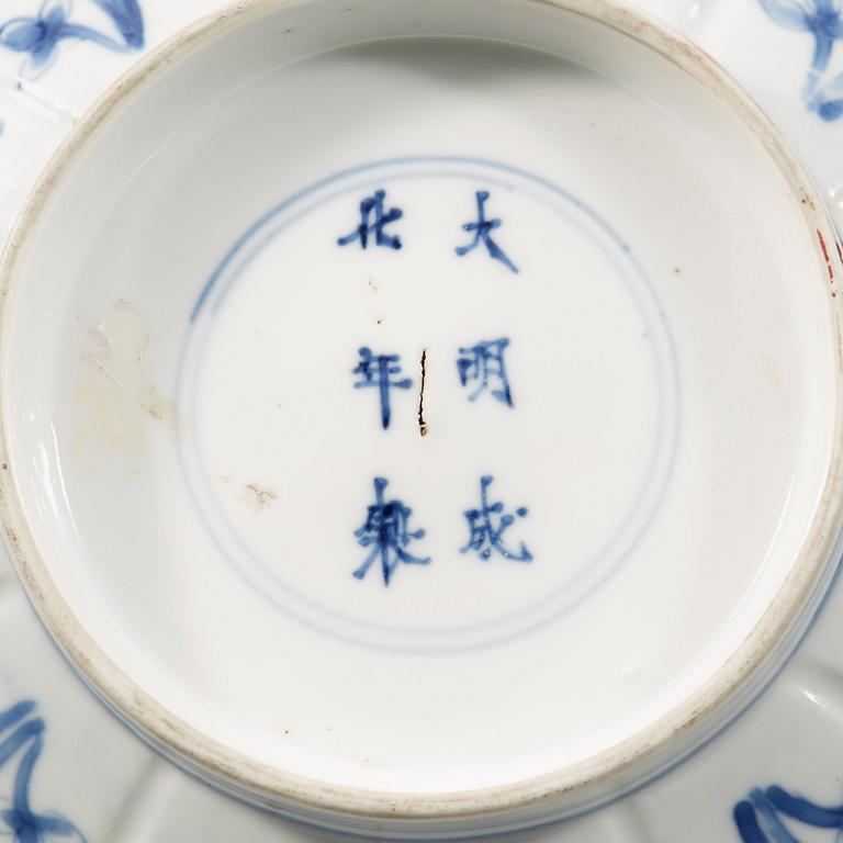 A blue and white bowl, Qing dynasty, Kangxi (1662-1722).