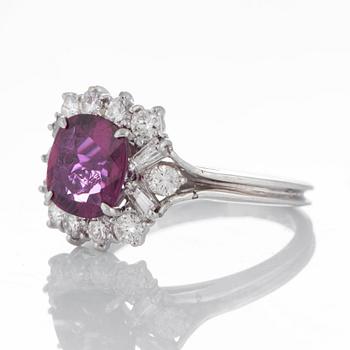 Ring med en rubin ca 1.85 ct och runda briljant- och trapezslipade diamanter.