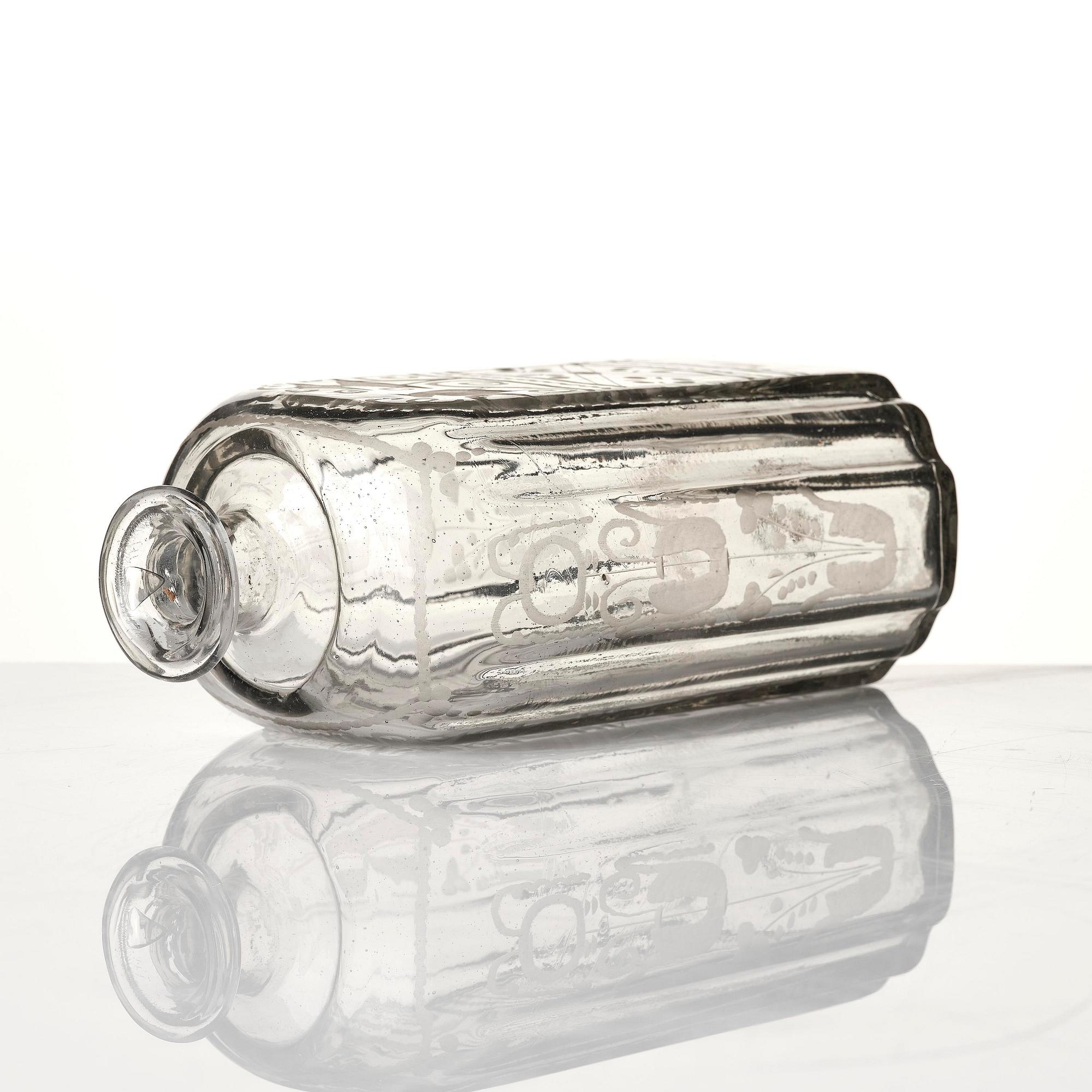 Flaska, glas. Troligen Skånska glasbruket, 1700-tal.