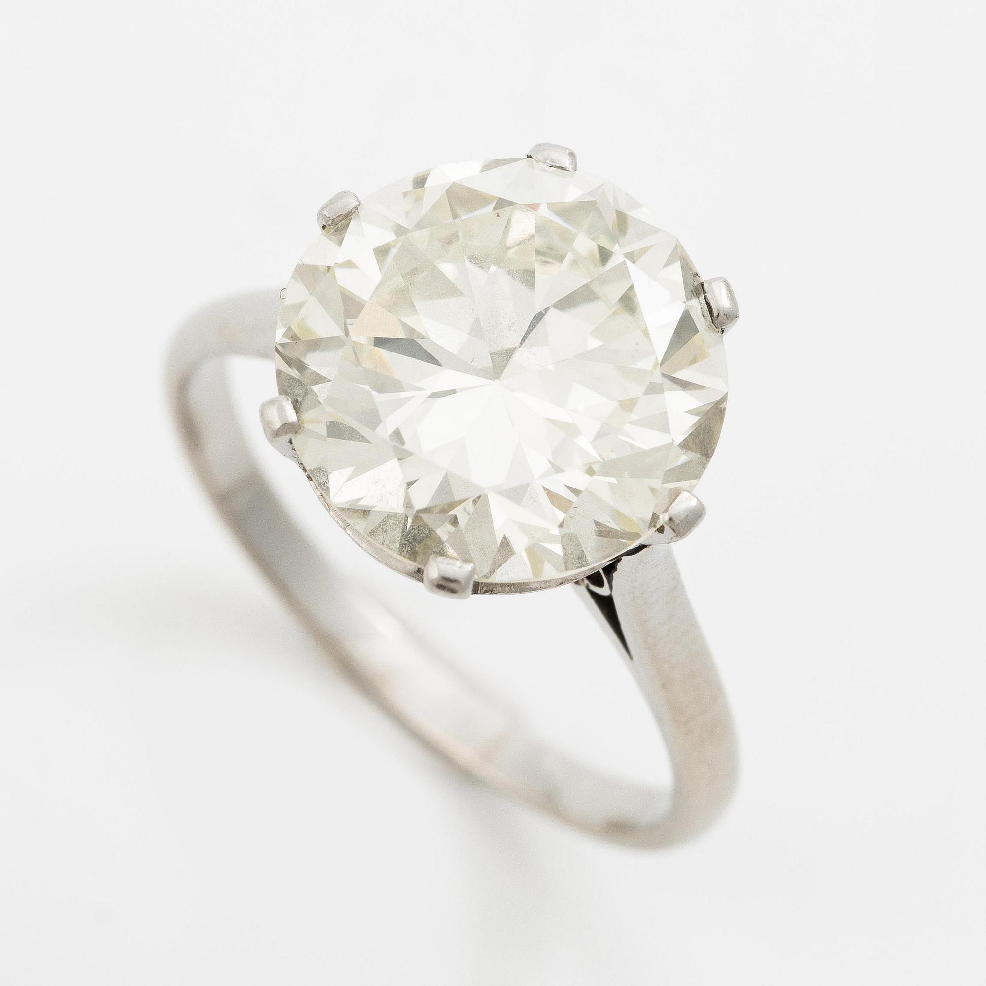 Ring med en rund briljantslipad diamant ca 6.07 ct.