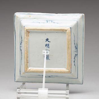 A blue and white Transition dish, 17th Century.