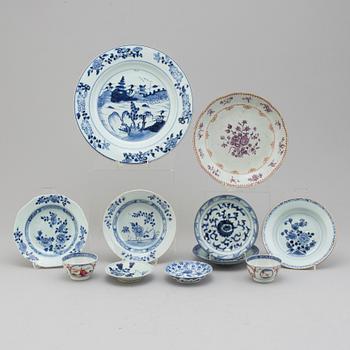 A lot of twenty Chinese porcelain objects, Qing dynasty, 18th and 19th century.