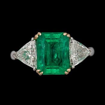 RING, Colombiansk, trappslipad smaragd, 3.02 ct och fasettslipade diamanter tot. ca 1.50 ct.