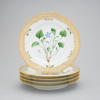 A set of 8 Royal Copenhagen 'Flora Danica' dessert dishes, Denmark, 20th Century.