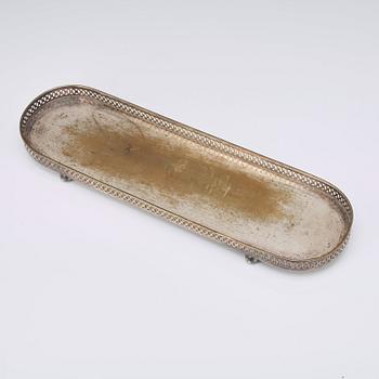 Bordsklocka, bricka, askfat, dosa, klämma och miniatyrskepp, nysilver och mässing. 1900-tal.