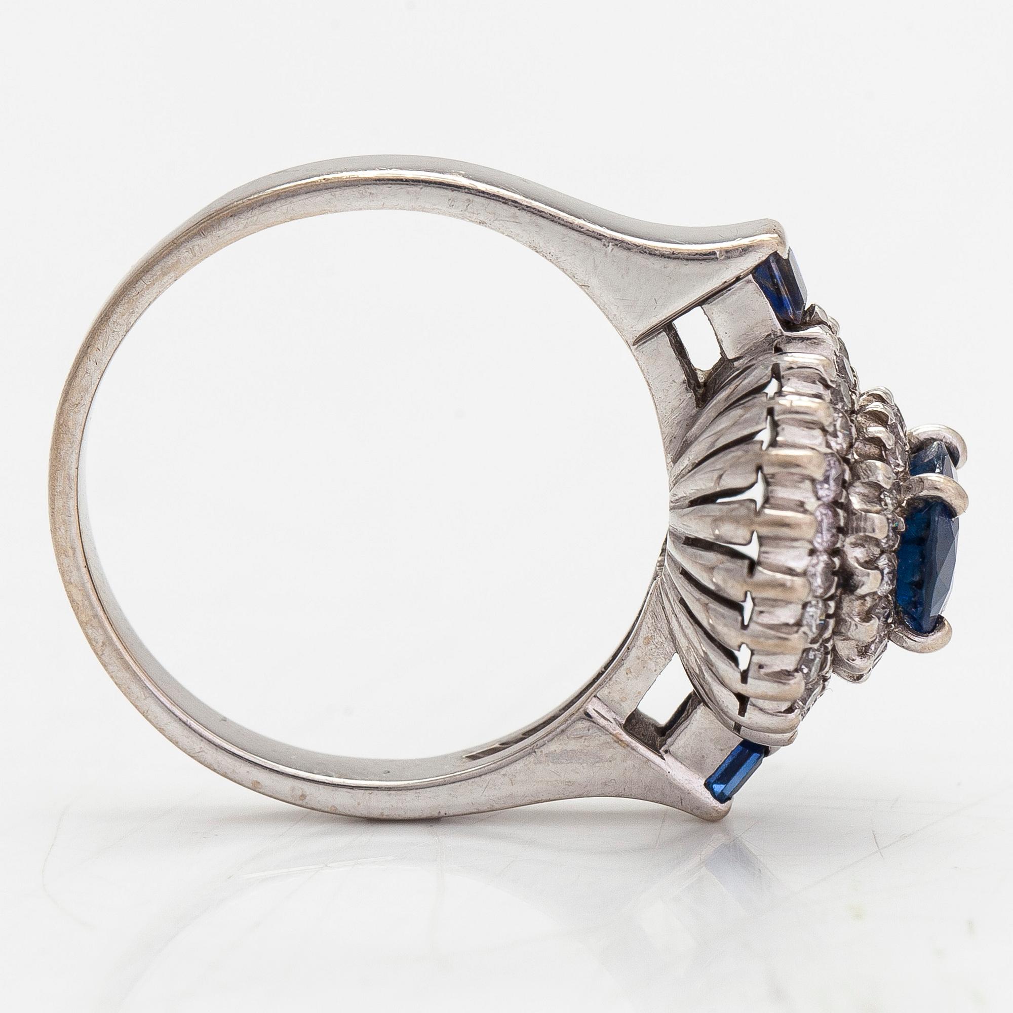 Sormus, n. 14K valkokultaa, safiireja ja timantteja yht. n. 0.40 ct.