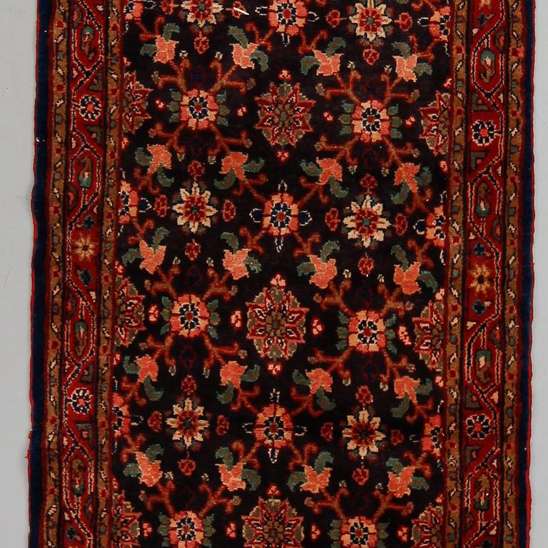 MATTA, Hamadan, ca 411 x 100 cm.