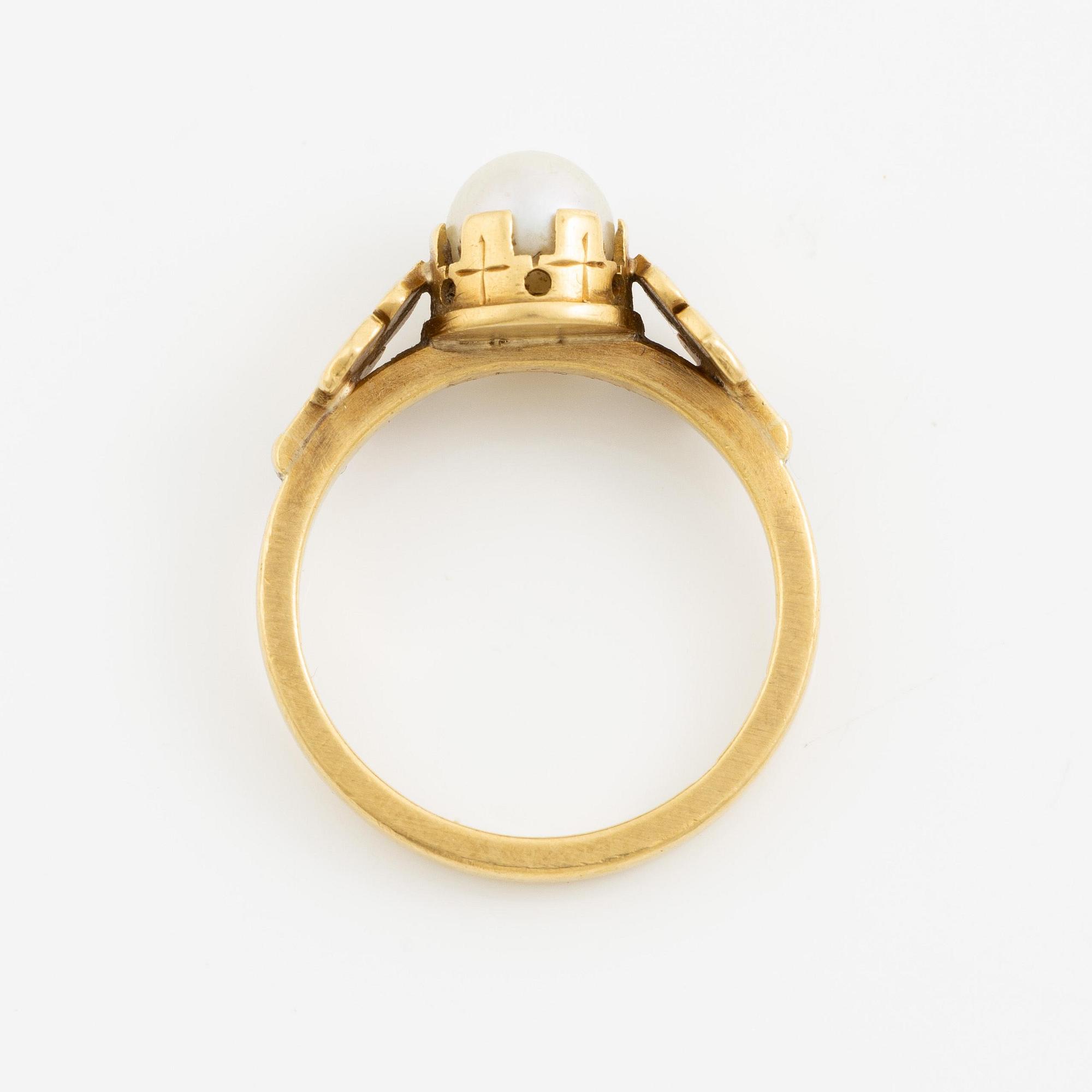 Wiwen Nilsson, a ring 18K gold with a pearl and two motifs of the french lily, Lund 1951.