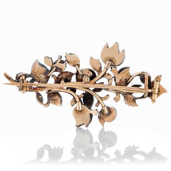 Brosch med rosenslipade diamanter.