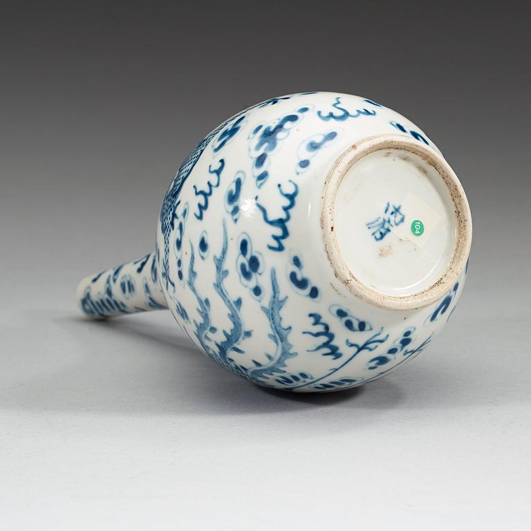 A blue and white flask, Qing dynasty, 19th century.