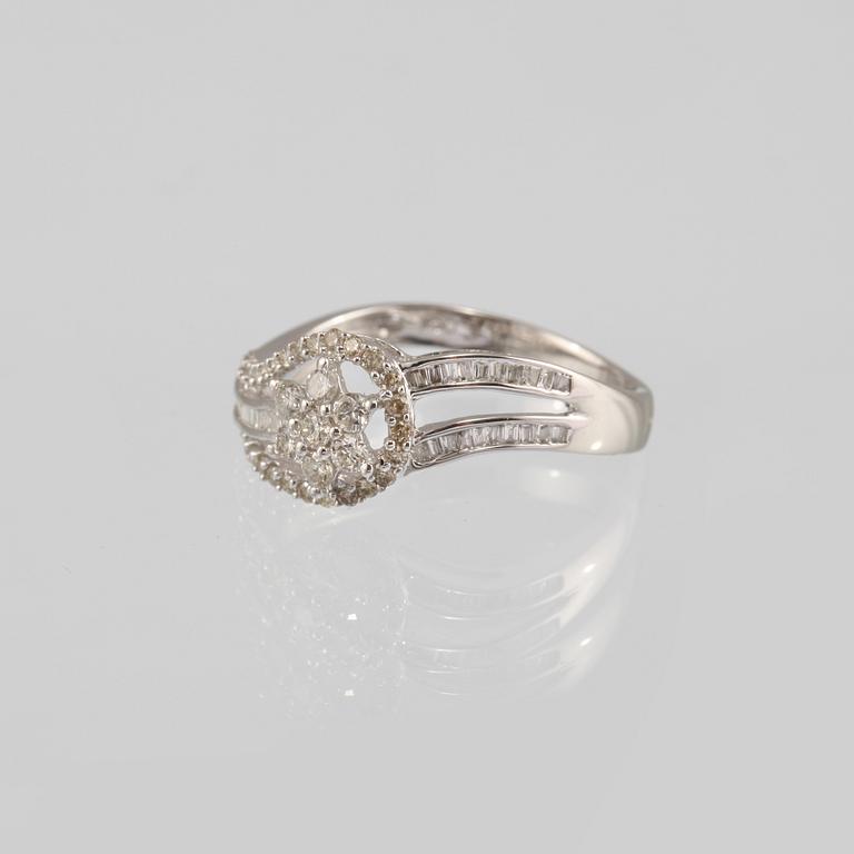 RING, 18k vitguld med briljant och baguettslipade diamanter, 0.47 ct. Vikt 2 g.