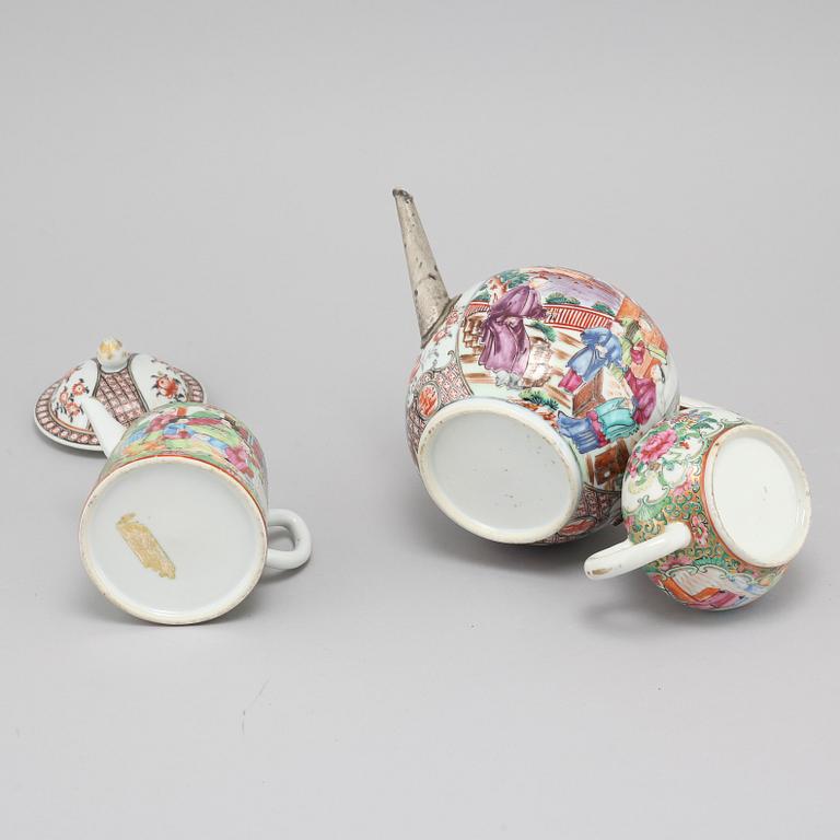 Three 18/19th century Chinese porcelain tea pots.