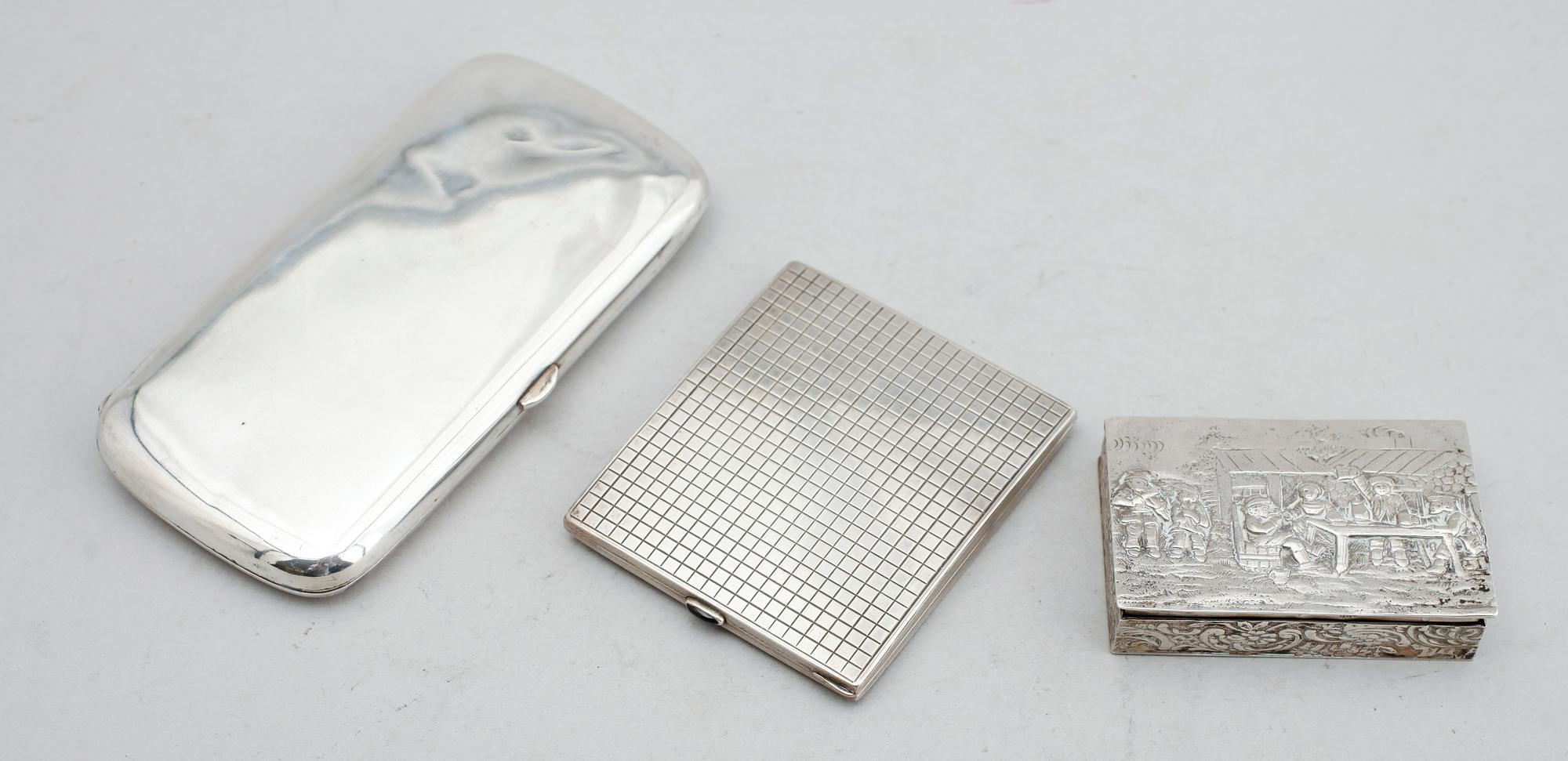 CIGARRETUIN 2 st samt DOSA, silver, 1900-talets första hälft. Tot vikt ca 292 g.