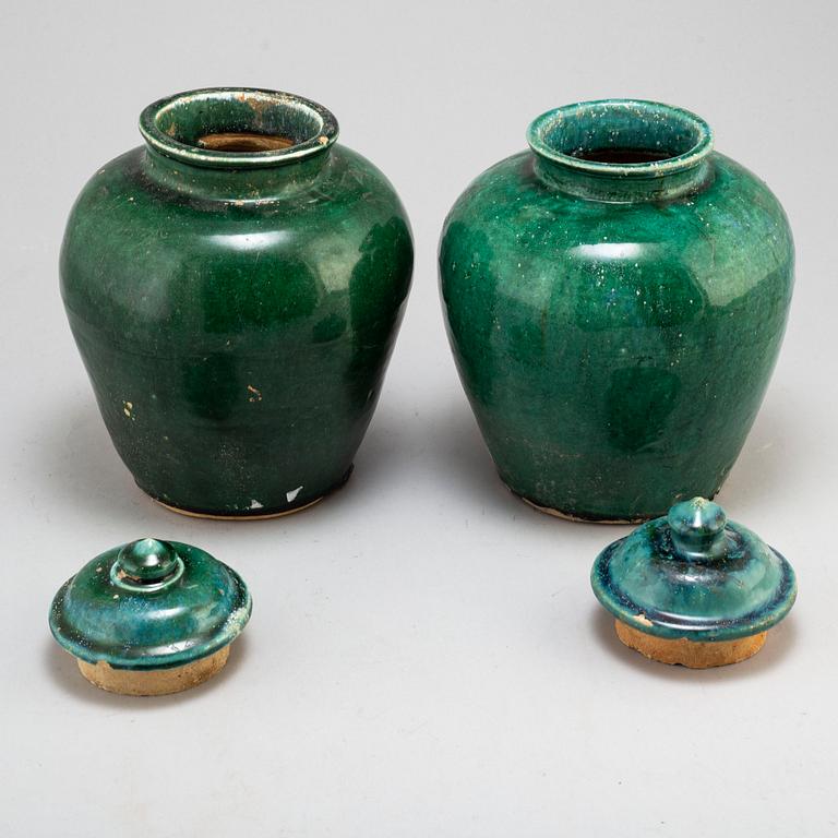 A pair of green glazed ceramic jars with covers, Transition, 17th century.