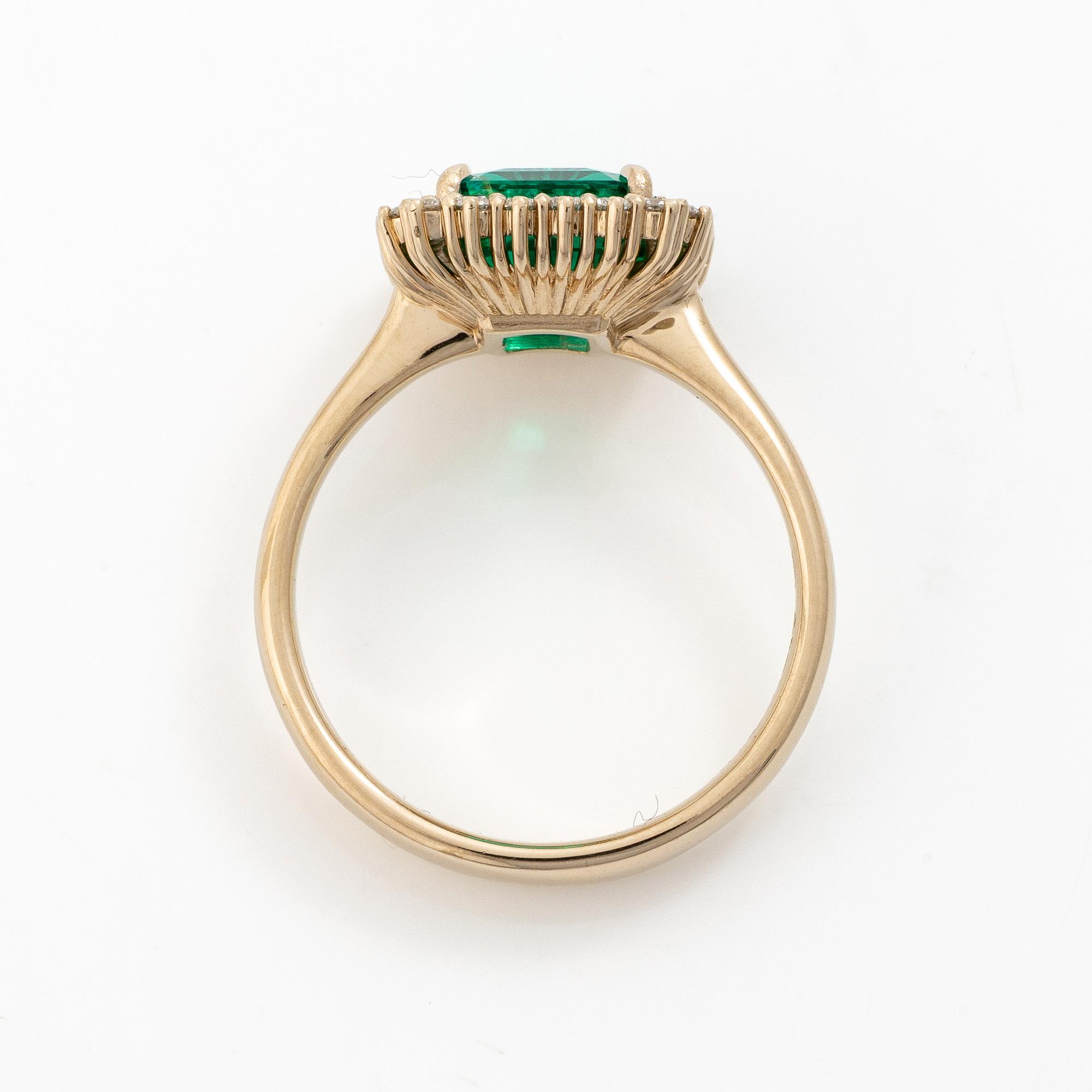 Ring 18K white gold with synthetic emerald and brilliant-cut diamonds.