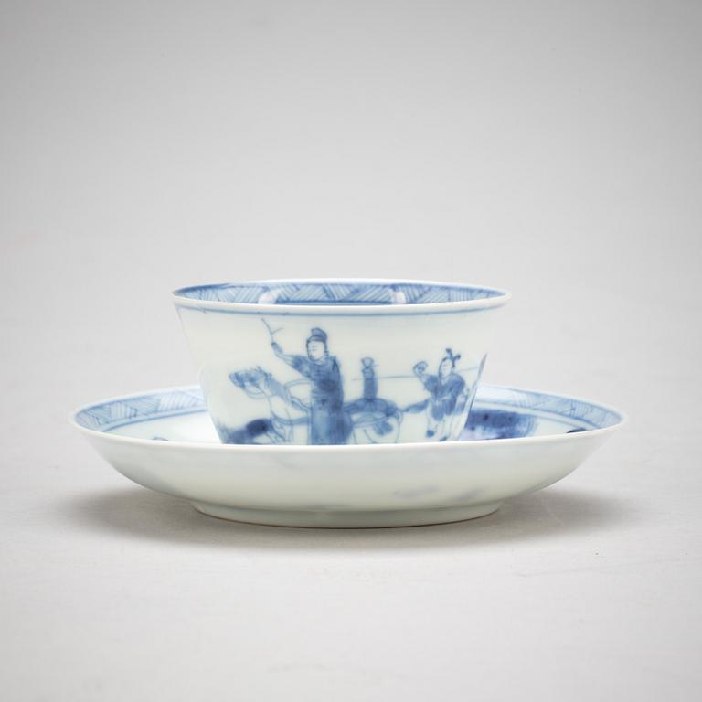 KOPP PÅ FAT, porslin. Kina, Kangxi(1662-1722).