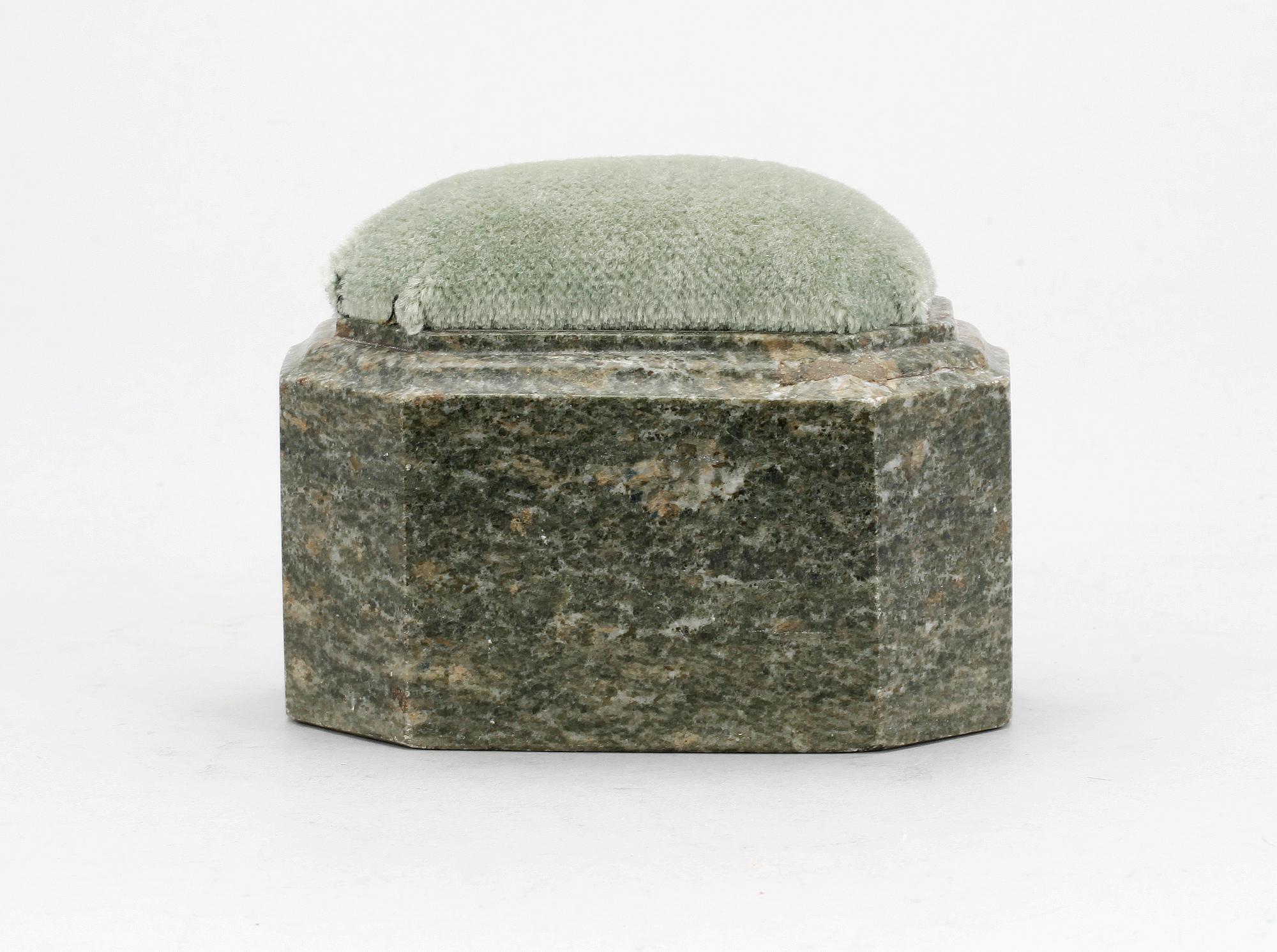 NÅLDYNA, Kolmårdsmarmor, 1800/1900-tal.