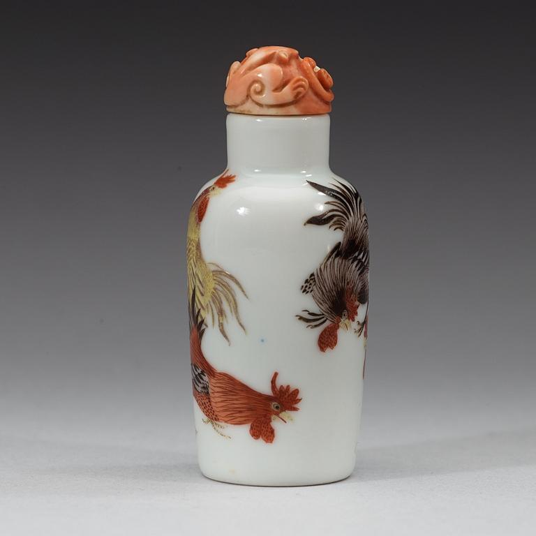 A porcelain snuff bottle, Qing dynasty, Guangxu six-character red mark and of the period (1875-1908).