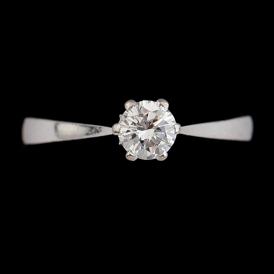 RING, 18 k vitguld och briljantslipad diamant 0.41 ct enligt gravyr, svenska stämplar 1975. Total vikt ca 3 g.