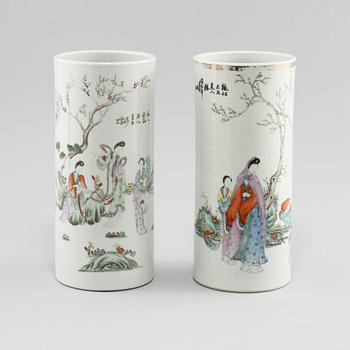 PENSELSTÄLL, 2 st, porslin, Kina, 1900-tal.